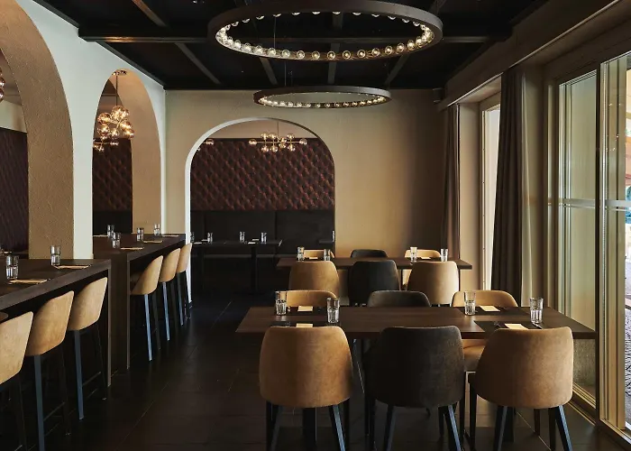 阿斯科纳广场餐厅酒店